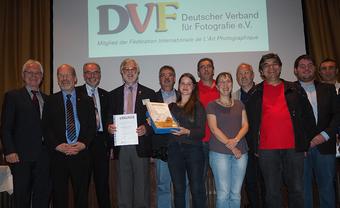 Der „Deutsche Fotoclub-Meister 2015“ – Fotoclub Tele Freisen im DVF – mit Clubchef Franz Rudolf Klos (3.v.l.) und Bürgermeister, DVF-Präsident und seinem 1. Vize.