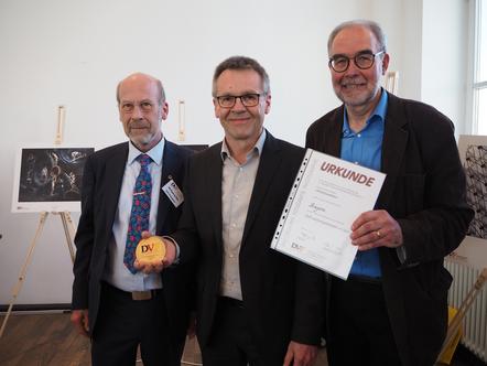 Goldmedaille für den 1. Platz des DVF Bayern - DVF Präsident Wolfgang Rau, 2. LV Bayern Wolfgang Elster und Franz Rudolf Klos (Wettbewerbsbeauftragter (v.l.)