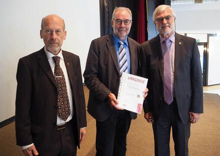 DVF-Wettbewerbsbeauftrager Franz Rudolf Klos (Mitte) erhält den EKDVF von Präsident Wolfgang Rau (li.) und DVF-Vize Wolfgang Wiesen