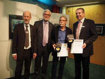 v.r. Wolfgang Abegg und Günter Nagel vom Fotoclub Aggerfoto erhalten für die erfolgreiche Ausrichtung der DFM 2017 die DVF-Verdienstmedaille in Gold 