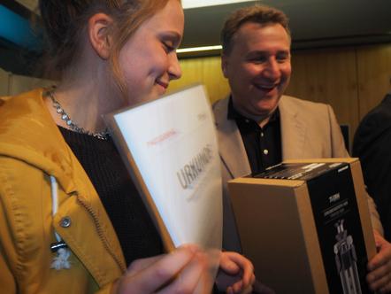 Die Jugendliche Camilla Mücksch erhält von Chefredakteur Frank Späth den PHOTOGRAPHIE-AWARD-2017 