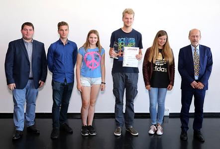  Die AG Foto Gymnasium Klotzsche erhält die Clubtrophäe in der AK 2 Jugend - Foto Christian Scholz