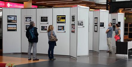 Erste Betrachter der Ausstellung im Airport Dresden International - Foto Christian Scholz