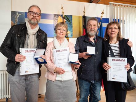Die Gewinner: Thomas Ley (Silber), Magdalena Glück (Bronze), Joachim Büchler (Gold), Susanne Jung  (Urkunde), v.l.