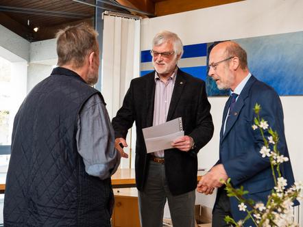 DVF Vizepräsident Wolfgang Wiesen und DVF Präsident Wolfgang Rau gratulieren dem Sieger Joachim Büchler