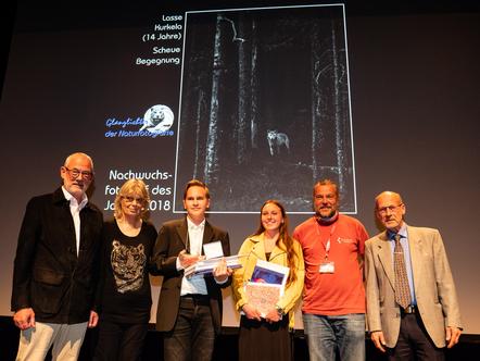 v.l. Jörg Uhlenbrock (CEWE), Mara Fuhrmann (Festival-Leiterin), Lasse Kurkela (Junior-AWARD-Winner), Eva Eberhardt (Junior Award), Jörg Ehrlich (Diamir-Reisen), Wolfgang Rau (DVF-Präsident)