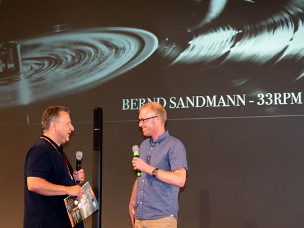 Photographie Chefredakteur Frank Späth gratuliert dem Sieger Bernd Sandmann