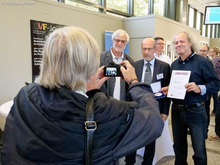 Pressechef Karl-Heinz Tobias lichtet Wolfgang Wiesen, Wolfgang Rau und den drittplatzierten Holger Goehler (rechts) ab