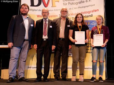 Die Gewinnerinnen der Altersklasse bis 12 Jahre, Nina Jäckering und Finja Paßlick (Ochtruper Lichtmaler)