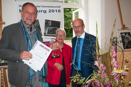 v.r. Norddeutscher Fotomeister Manfred Kriegelstein, Landesvorsitzende Traute Scheuermann und DVF Präsident Wolfgang Rau