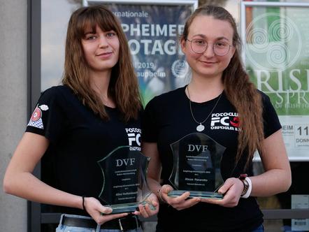 Die Siegerinnen der Altersklassen 1 und 2: Alina Huttenlauch und Alessa Panarotto (rechts) vom Fotoclub Obersulm e.V.