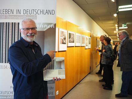 Ausrichter Wolfgang Gorski in der Ausstellung