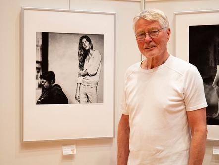 Herbert Welling neben seinem Ausstellungsbild