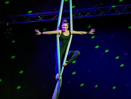 Akrobatik-Schau von Marlene Kiepke zum Auftakt 