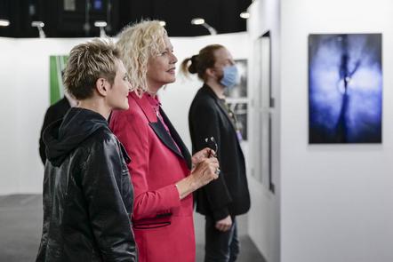 Fotografin Tina Acke mit der Ellen von Unwerth, Schirmherrin der Photopia, in der Ausstellung 