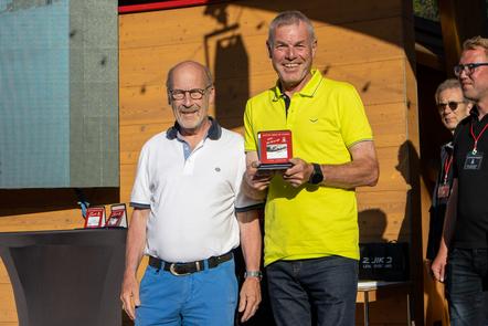 rechts - der drittplazierte Norbert Holz vom Fotoclub Tele Freisen erhielt 300 Euro und die DVF-Bronzemedaille