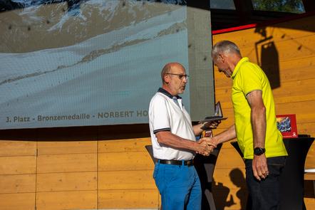 DVF Präsident Wolfgang Rau gratuliert Norbert Holz vom Fotoclub Tele Freisen
