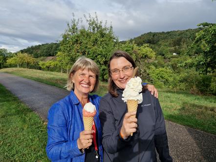 Simone und Susanne sind zufrieden mit dem Ablauf und freuen sich über ihr Eis