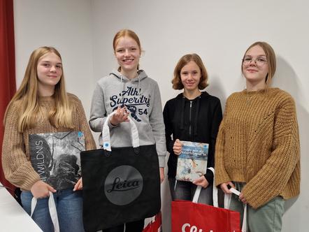 Rika, Marlene, Dana und Klara mit ihren Preisen von Leica, dpunkt.Verlag und Cewe