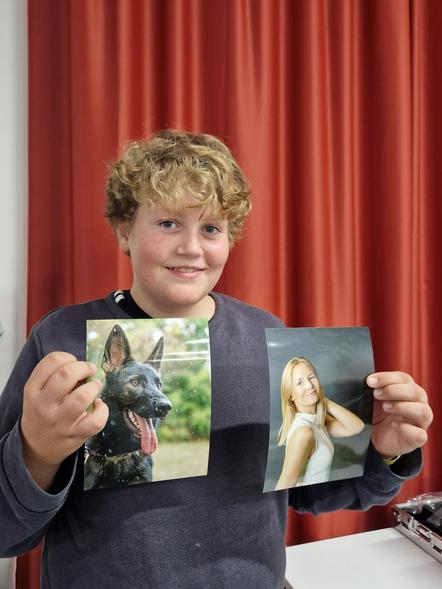 Hannes zeigt stolz seine zwei gedruckten Fotos