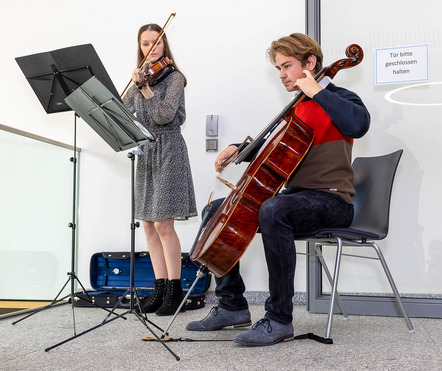 Elisa Hecht und Tobias Ernst vom Gymnasium Klotzsche sorgen für den musikalischen Rahmen